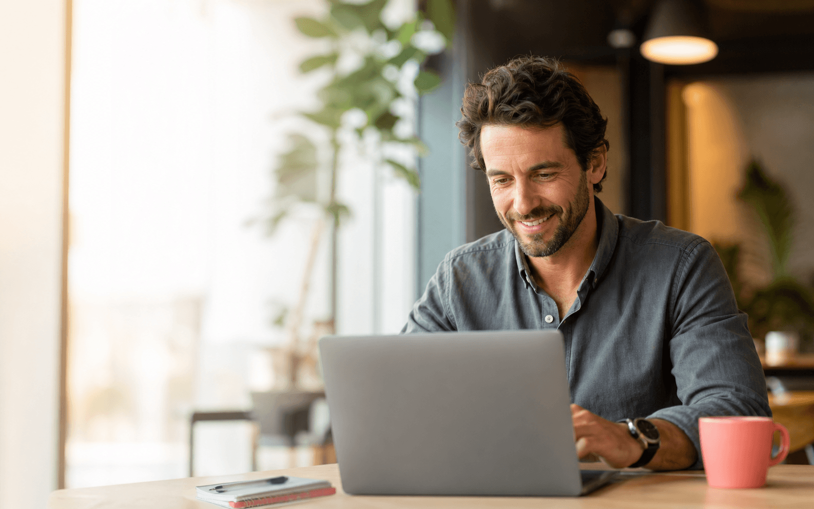 Profesional revisando una oportunidad compatible